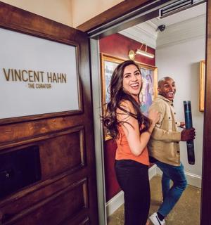 muž a žena stojící před dveřmi