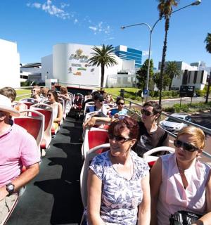 skupina lidí jedoucích v autobuse