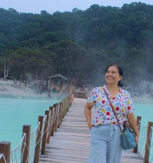 一名女子站在水桥上