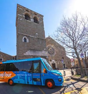 modrý autobus zaparkovaný před kostelem