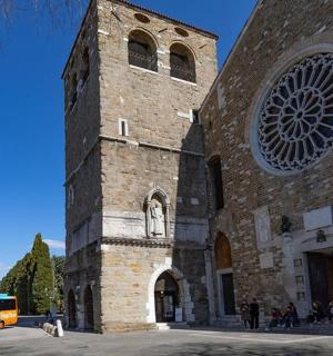 velká cihlová budova s hodinovou věží