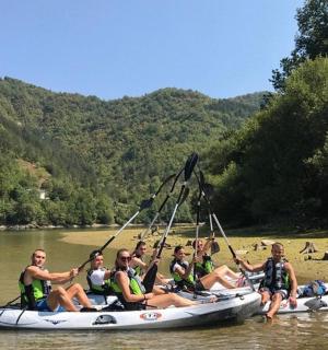 skupina žen sedících na voru na řece