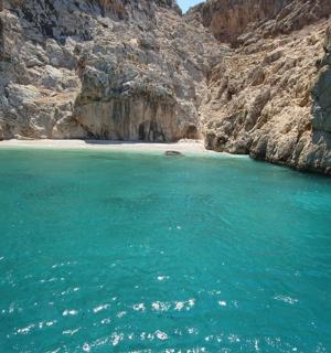 velká vodní plocha vedle skalnaté pláže