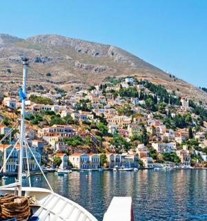 loď ve vodní ploše s městem