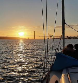 一群人坐在水中的船上