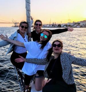 四个人在水中的帆船上