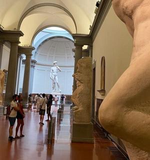 一群人走过一座有雕像的博物馆