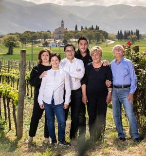 一家人在葡萄园里合影