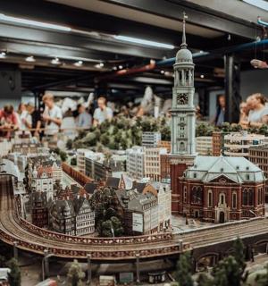 ein Modell einer Stadt mit Gebäuden und Zügen