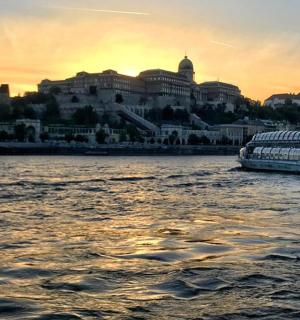 a boat in the water in front of a building