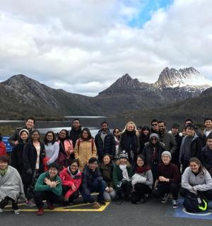 skupina lidí pózujících pro fotografii před horou