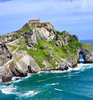 dům na vrcholu malého ostrova v oceánu