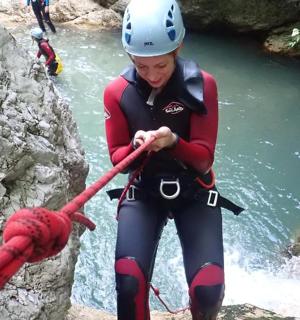 Žena v neoprenovém obleku tahá za lano