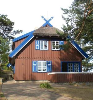 一座蓝色屋顶的红色小房子