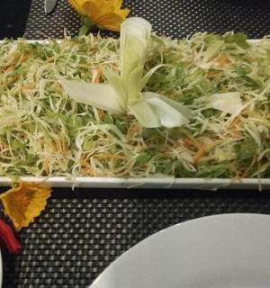 salát v bílém talíři na stole