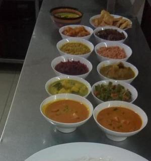 stůl s miskami různých druhů jídla