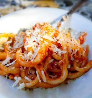 一盘有洋葱圈和奶酪的食物