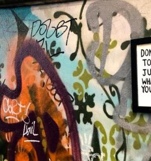 墙上有一幅画，上面有一个标志