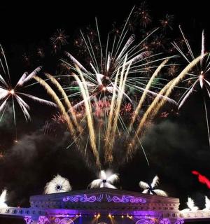 议会宫和罗马斗兽场上空的烟火表演