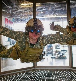 dva vojáci v uniformách stojí ve výloze