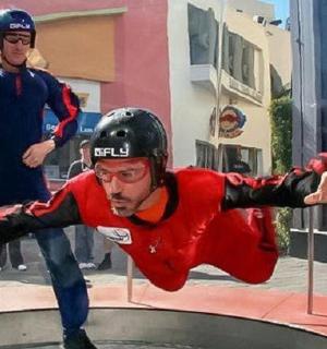 Muž předvádí trik na trampolíně