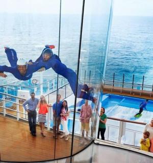 skupina lidí stojících na palubě výletní lodi