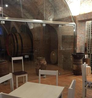 一间有桌椅和酒桶的房间