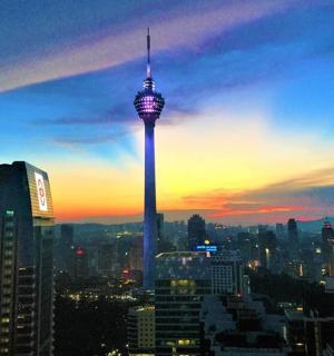 可以欣赏到高塔的城市天际线