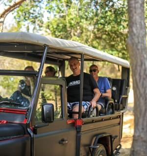 一群人乘坐一辆游猎车