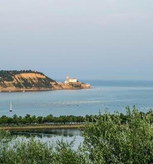 pohled na velkou vodní plochu s ostrovem