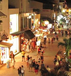 一群人在晚上走在街上