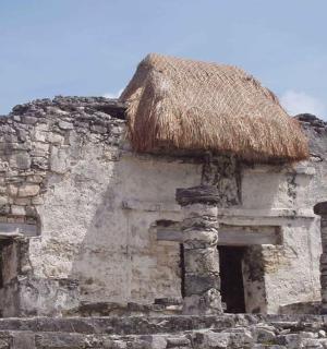 一座有着稻草屋顶的古老石头建筑