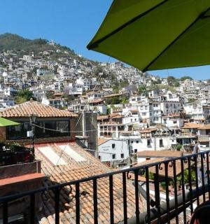 výhled na město z balkonu se slunečníkem