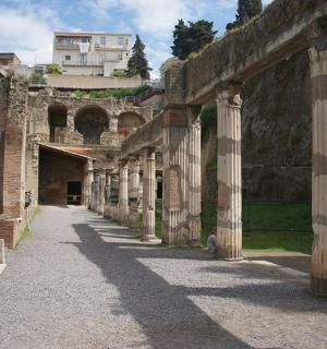 建筑物内带有柱子的拱门，背景是建筑物