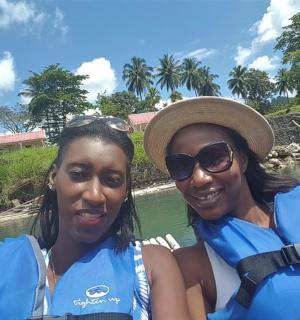 两名身穿蓝色衬衫的女子在水中的船上