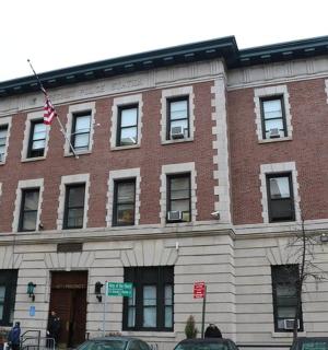 velká cihlová budova s americkou vlajkou