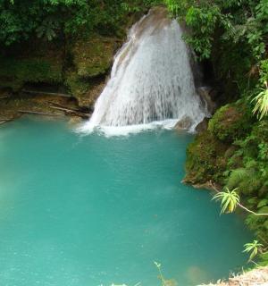 碧波荡漾的池水中央有一处瀑布
