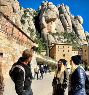 一群人站在一座山前