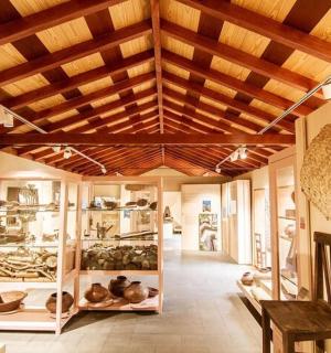 一间有木梁天花板的大房间