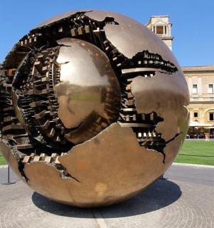 建筑物前的大型金属球雕像