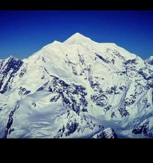 晴朗的日子里，一座白雪覆盖的大山