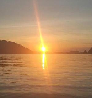 západ slunce nad vodní plochou se zapadajícím sluncem