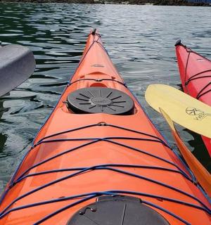 skupina tří kajaků ve vodě