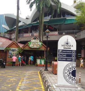 建筑物前有标志的街道