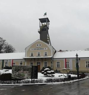 一座黄色的大楼，顶部有一座钟楼