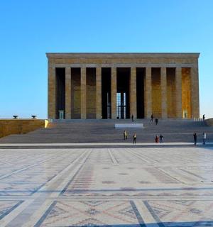 一座带有金字塔的大楼的景色