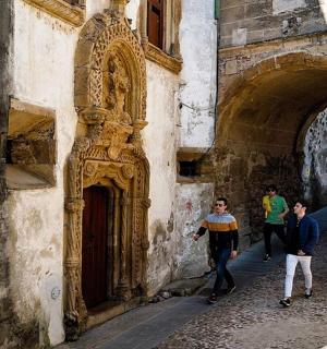 一群人在小巷里行走