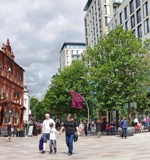 一群人走在城市街道上