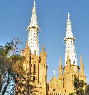 sebuah gereja dengan dua menara di atasnya