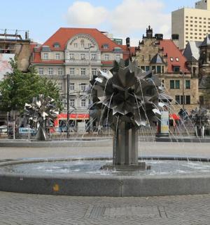 ein Brunnen mitten in einer Stadt
